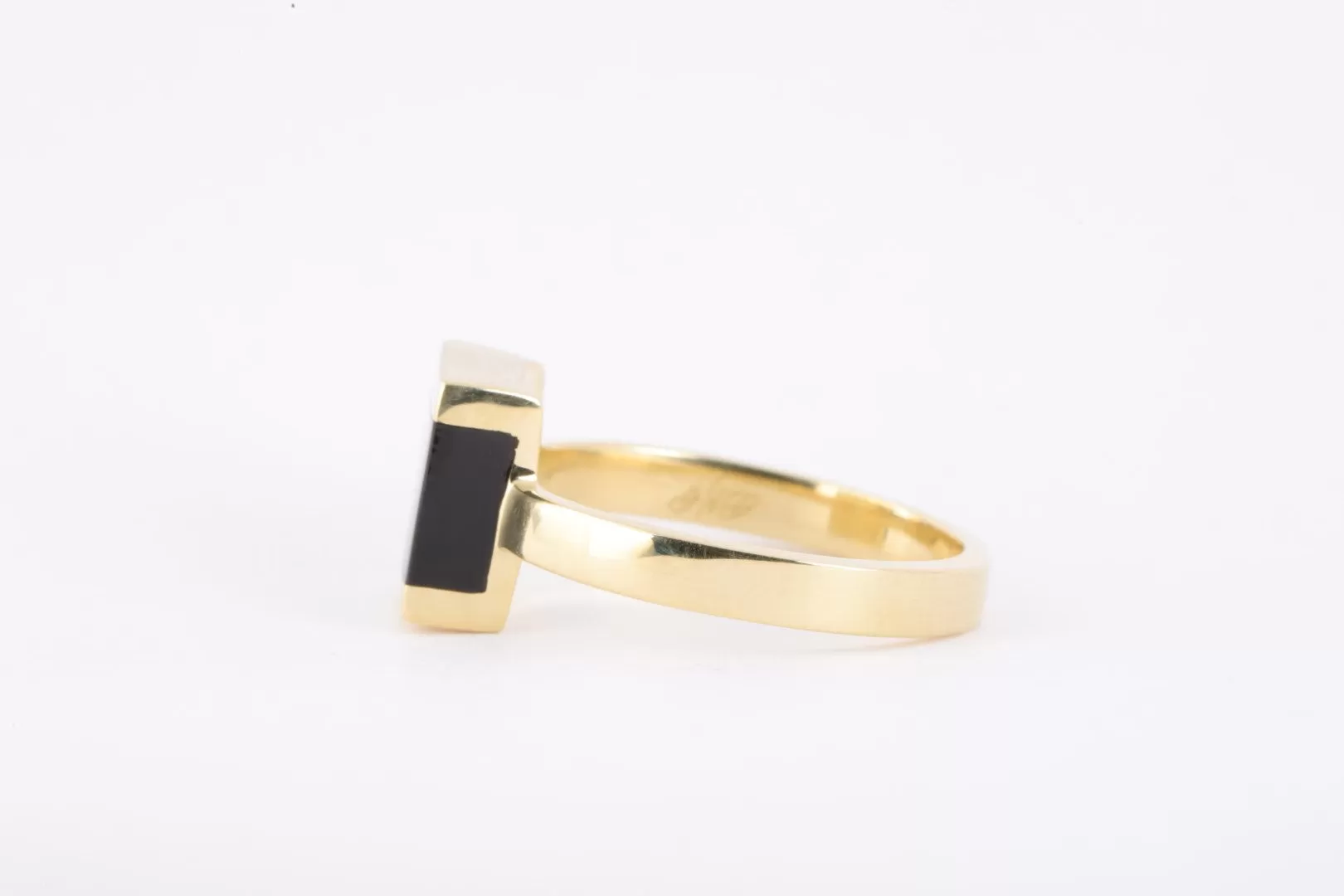 18k Yellow Gold Onyx Ring Size 7.75 (6.38g.)