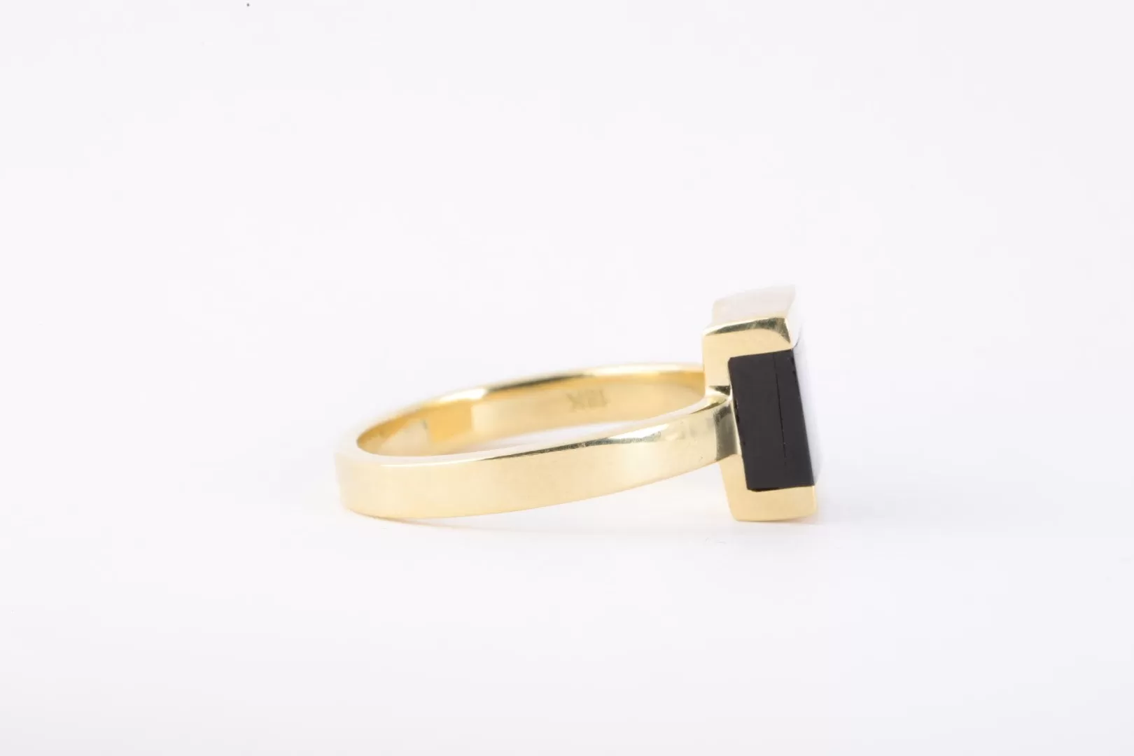 18k Yellow Gold Onyx Ring Size 7.75 (6.38g.)