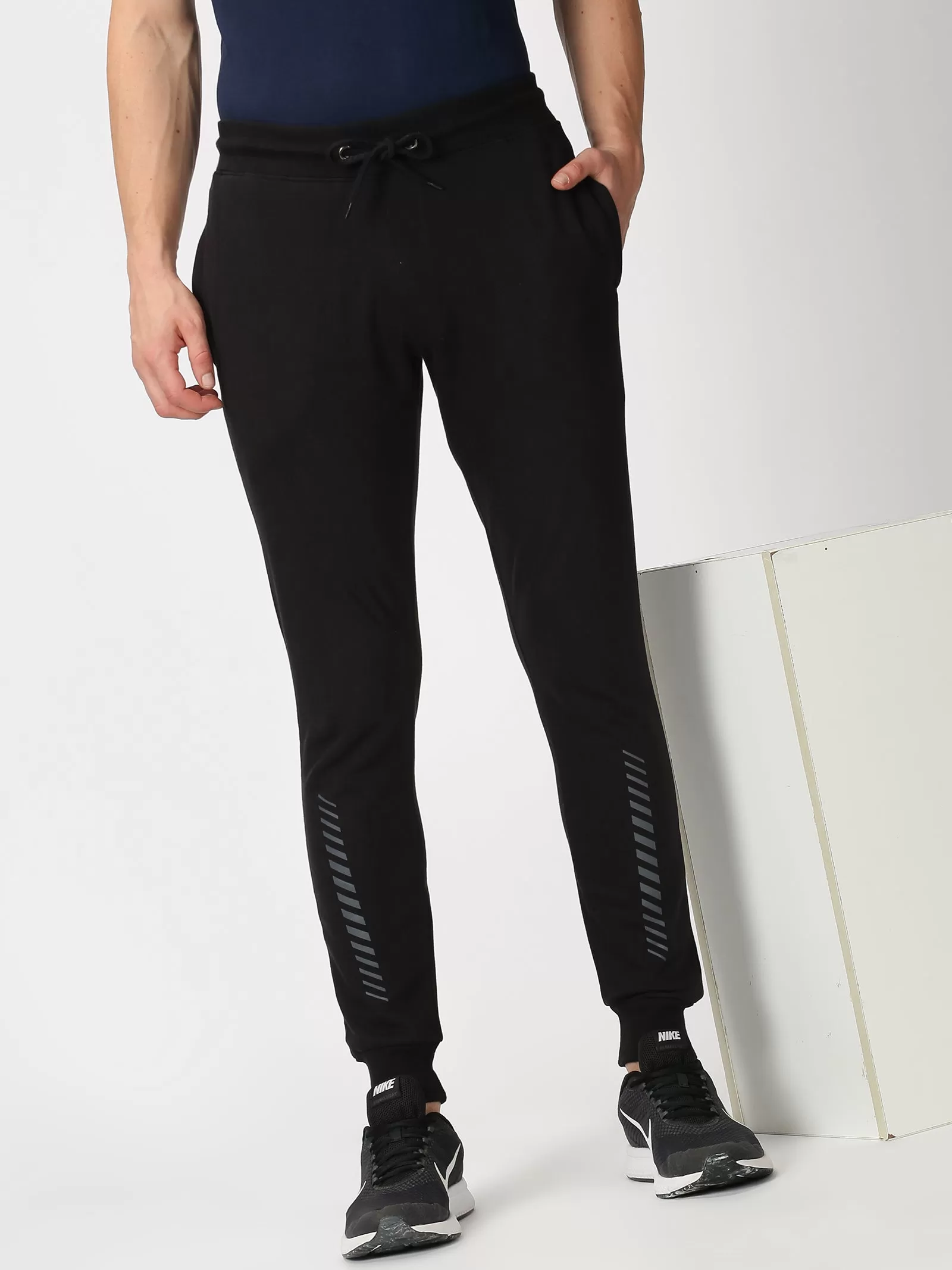 MEN'S BLACK SOLID REGULAR FIT JOGGER